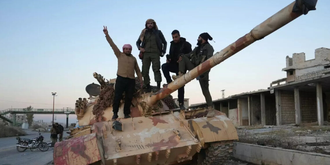 Террористы позируют на дороге, ведущей в Маарет-эн-Нуман в северо-западной провинции Идлиб на сирийском побережье. Фото: Мухаммад Хадж Кадур/AFP