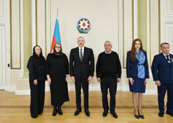 Главарь бакинского режима Ильхам Алиев и члены семей погибшего экипажа пассажирского самолета Embraer 190