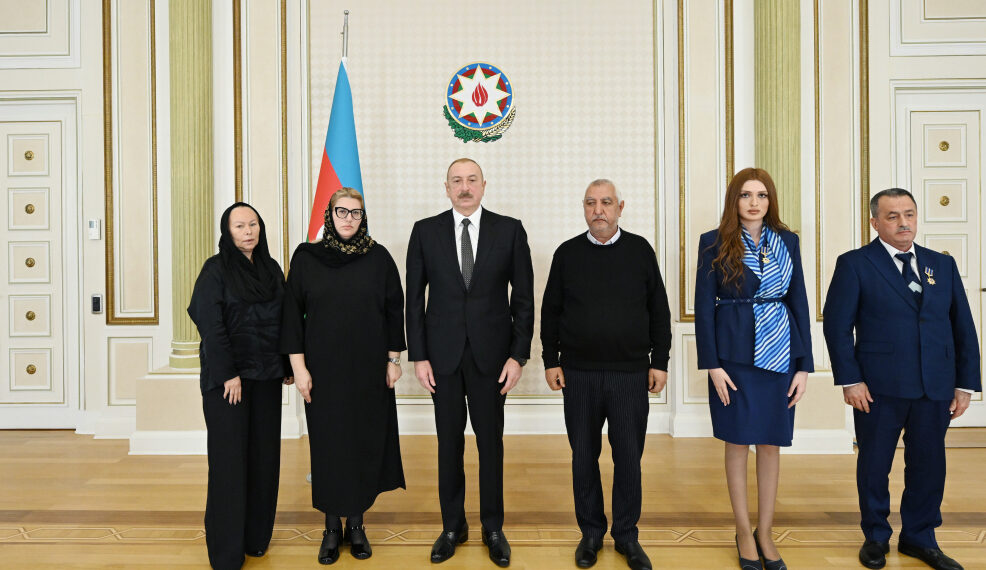 Главарь бакинского режима Ильхам Алиев и члены семей погибшего экипажа пассажирского самолета Embraer 190