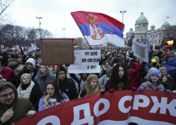 Акция протеста перед зданием Конституционного суда Сербии в Белграде. Фото: Darko Vojinovic/AP