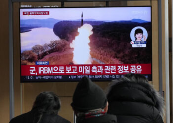 На экране телевизора демонстрируется архивное изображение запуска ракеты Северной Кореей во время новостной программы на железнодорожном вокзале Сеула 6 января 2025 года. Фото: Ahn Young-joon/AP