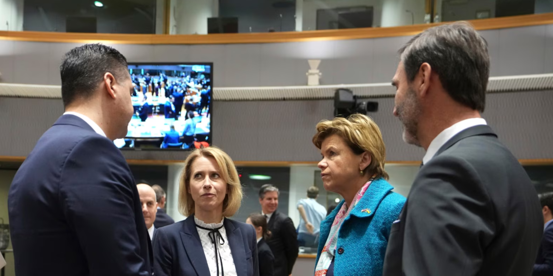 На встрече министров иностранных дел государств ЕС. Слева направо: глава МИД Мальты Йан Борг, руководитель внешнеполитического ведомства Евросоюза Кая Каллас, министр иностранных дел Латвии Байба Браже и министр иностранных дел Словакии Юрай Бланар. Фото: АР