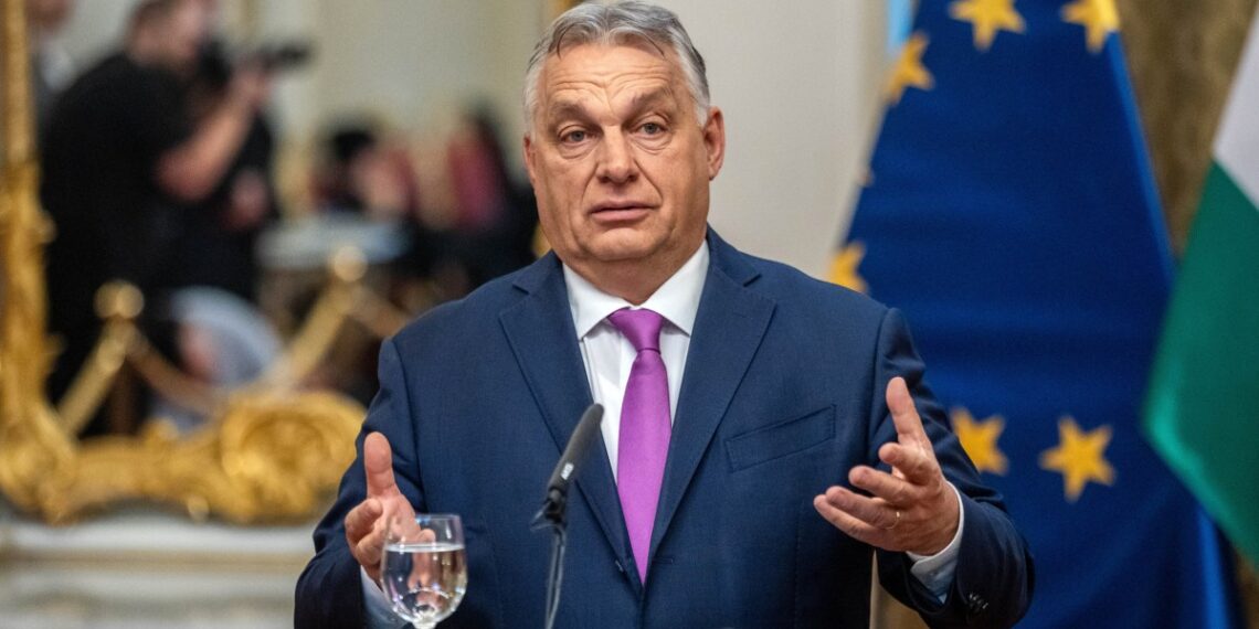 Некоторые европейские эксперты предлагают изолировать Виктора Орбана и обращаться с ним как с преступником