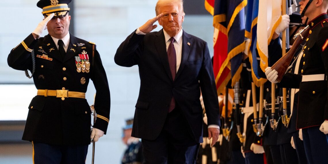 Президент Трамп проводит смотр войск во время церемонии инаугурации