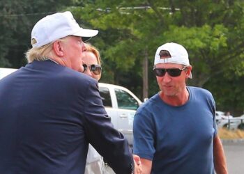 Дональд Трамп пожимает руку бывшей звезде НХЛ Уэйну Гретцки.