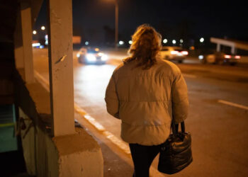 eine Sexarbeiterin an der Straße von hinten (auch Kyjiw)