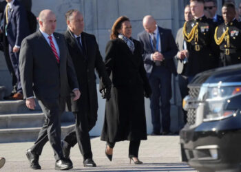 Камала Харрис покинула Вашингтон вместе с мужем Дагом Эмхоффом