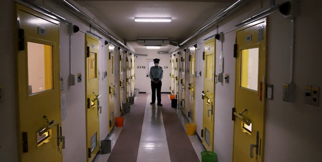 Камеры в женской тюрьме Тотиги, где каждый пятый заключенный — пожилой человек.