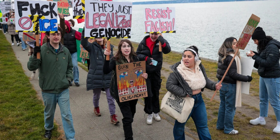 Люди держат плакаты во время марша против отправки задержанных мигрантов в тюрьму Гуантанамо на Кубе. Фото: Джейсон Редмонд/AFP