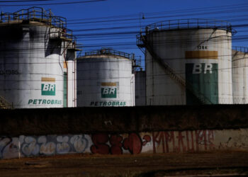 Резервуары бразильской государственной нефтяной компании Petrobras в Бразилиа. Фото: Уэсли Марселино / Reuters