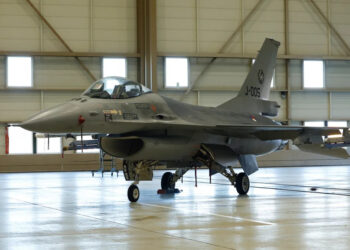 Один из истребителей F-16, предоставленный  Нидерландами