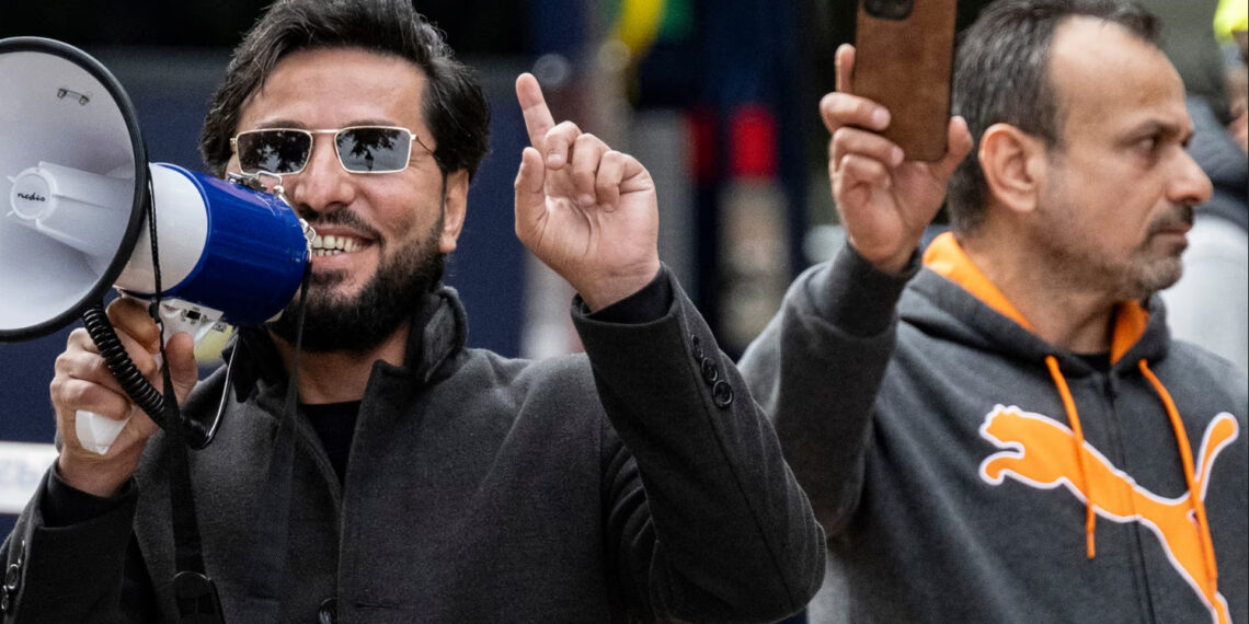 Салван Наджем (справа) принял участие в протестах 2023 года вместе с Салваном Момикой (слева), убитым на прошлой неделе. Фото: Йохан Нильссон/AP