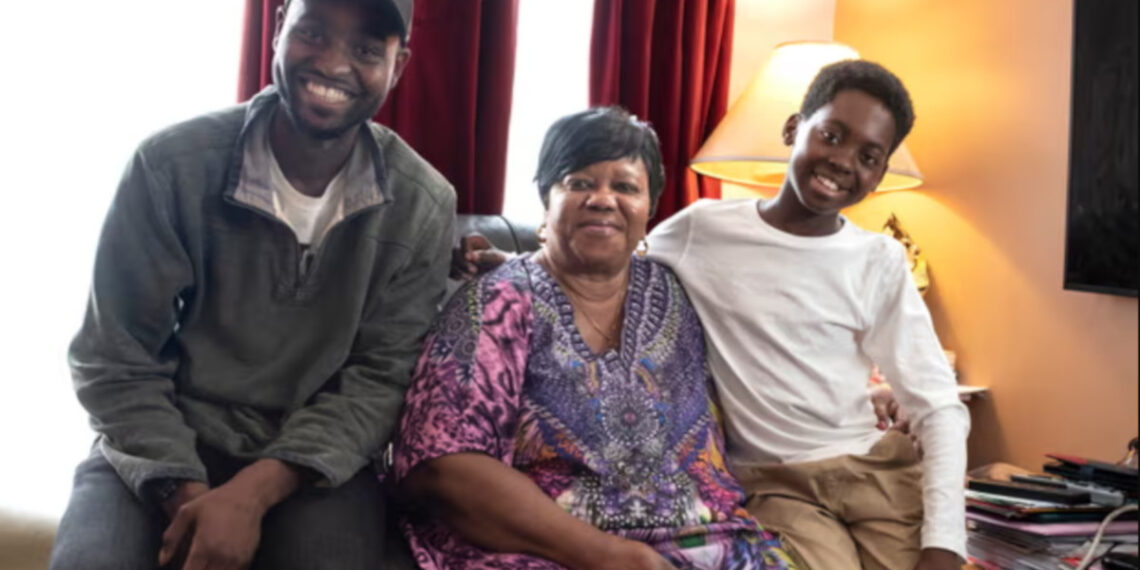 Мардоче Йемби,  Фатмата Б. Джаллох, и актер Джерайя Кибуси, который играет Мардоче в детстве. Фото: Сара Эйнсли