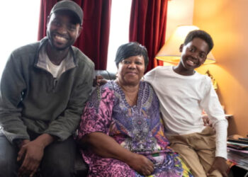 Мардоче Йемби,  Фатмата Б. Джаллох, и актер Джерайя Кибуси, который играет Мардоче в детстве. Фото: Сара Эйнсли