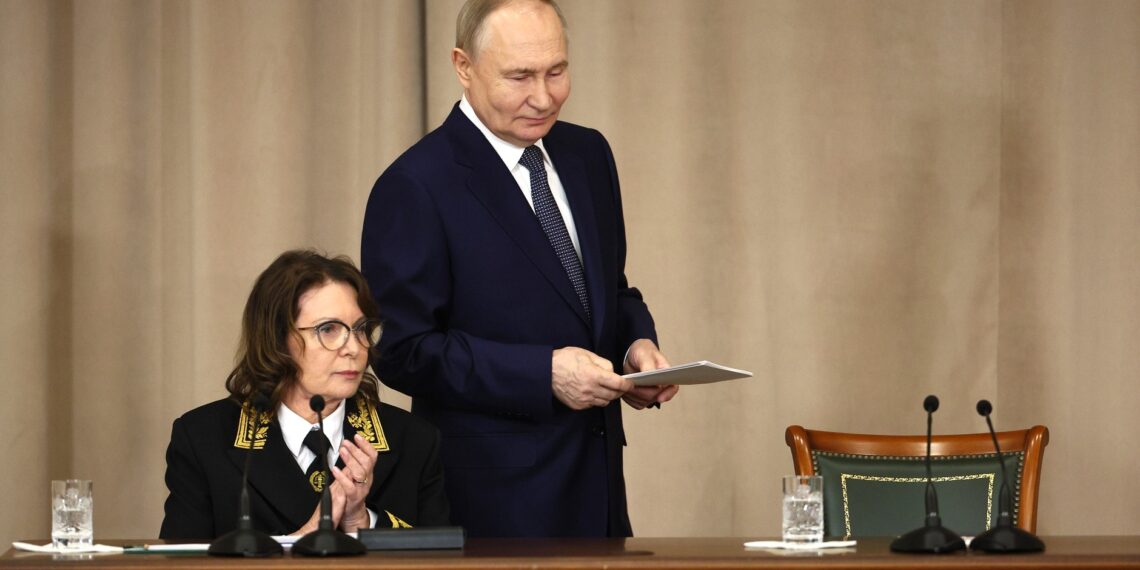 Владимир Путин и председатель Верховного Суда Российской Федерации Ирина Подносова. Фото: kremlin.ru