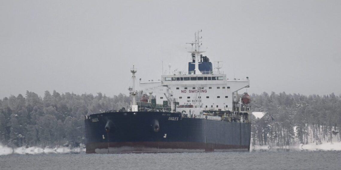Нефтяной танкер Eagle S был взят на абордаж и конфискован финскими властями после того, как порезал подводный кабель.
Фото: Vesa Moilanen/AFP