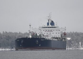 Нефтяной танкер Eagle S был взят на абордаж и конфискован финскими властями после того, как порезал подводный кабель.
Фото: Vesa Moilanen/AFP