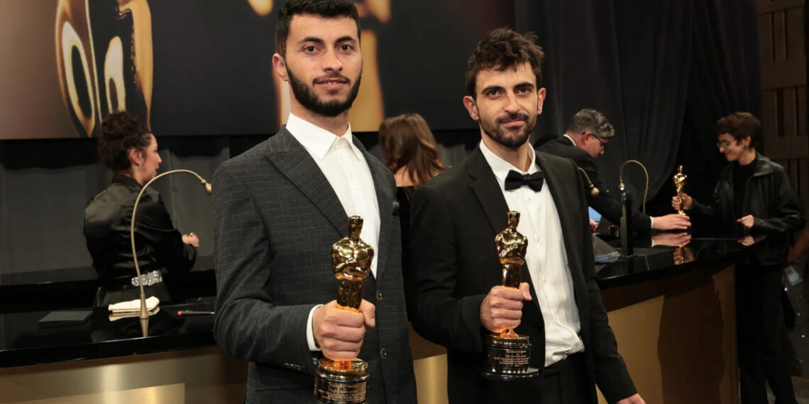 Базель Адра (слева) и Юваль Абрахам, победители в номинации «Лучший документальный фильм»