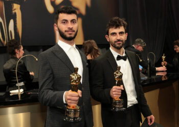 Базель Адра (слева) и Юваль Абрахам, победители в номинации «Лучший документальный фильм»