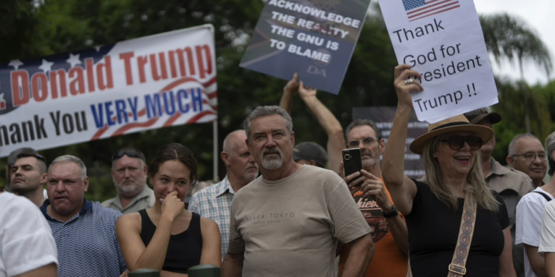 Белые южноафриканцы на демонстрации в поддержку Дональда Трампа перед посольством США в Претории. Фото: АР