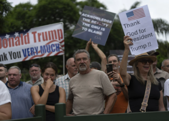 Белые южноафриканцы на демонстрации в поддержку Дональда Трампа перед посольством США в Претории. Фото: АР