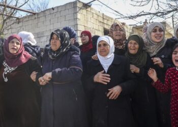 Родственники и соседи скорбят по погибшим в столкновениях, Фото: AP