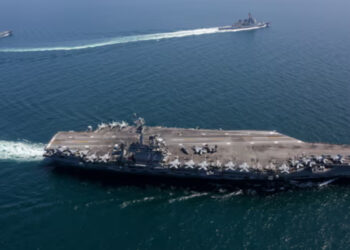 Американский авианосец и американские и японские ракетные эсминцы во время двусторонних учений в 2024 году. Фото: ВМС США