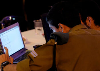 Израильский солдат из подразделения «8200» тренируется в игре-симуляторе в предотвращении хакерских атак на жизненно важные объекты. Фото: Эдди Джеральд/Alamy