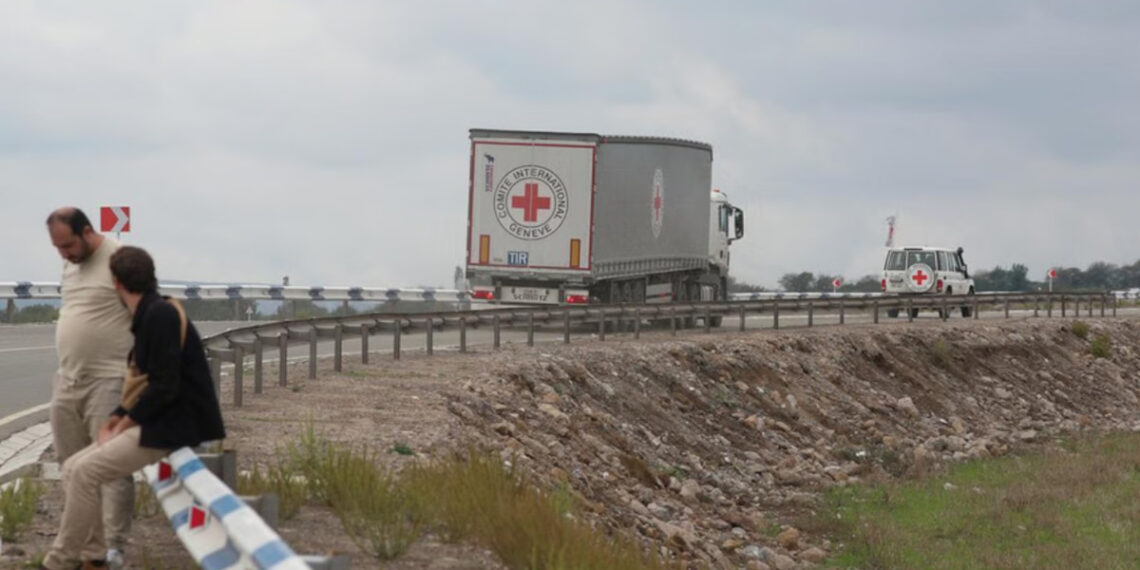 Автомобили МККК перевозят гуманитарную помощь для жителей Нагорного Карабаха, сентябрь 2023 г. Фото: Ираклий Геденидзе/ REUTERS