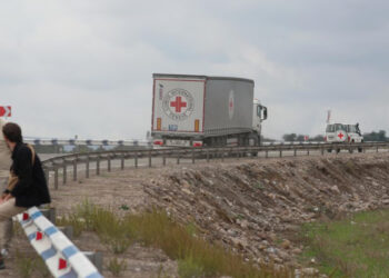 Автомобили МККК перевозят гуманитарную помощь для жителей Нагорного Карабаха, сентябрь 2023 г. Фото: Ираклий Геденидзе/ REUTERS