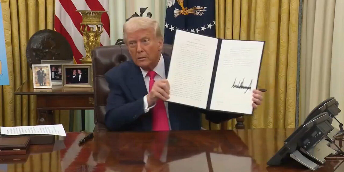 Дональд Трамп заявил, что подписание указа для него стало большой честью