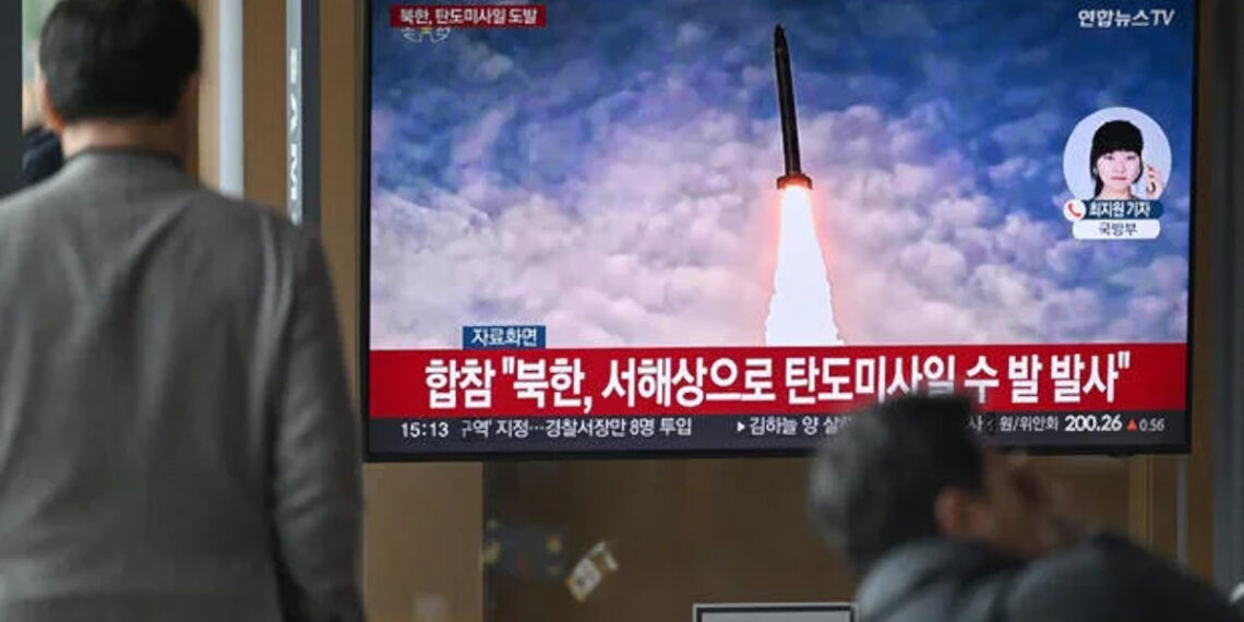 10 марта Северная Корея выпустила несколько неопознанных баллистических ракет. В тот же день Сеул и Вашингтон начали крупные ежегодные совместные военные учения, известные как «Щит свободы». Фото:
Чжун Ен-Дже / AFP