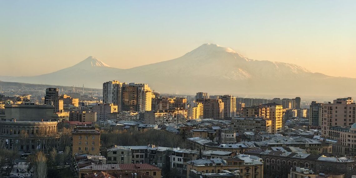 Вид на гору Арарат из центра Еревана. Фото: ИА Реалист