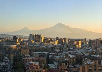 Вид на гору Арарат из центра Еревана. Фото: ИА Реалист