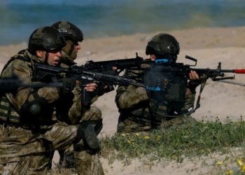 Учения Dynamic Mariner 25 на пляже Ретин в Барбате, Испания, 28 марта 2025. Фото: Reuters