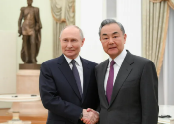 Владимир Путин и Ван И. Фото: Sputnik via Reuters