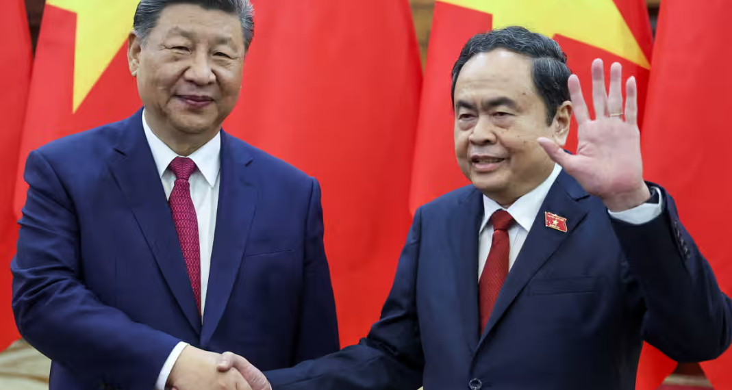 Председатель КНР Си Цзиньпин пожимает руку председателю Национальной ассамблеи Вьетнама Чан Тхань Ману в Ханое. Фото: АР