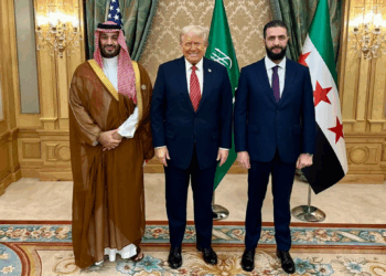 Наследный принц Саудовской Аравии Мухаммед бин Салман, президент США Дональд Трамп и президент Сирии Ахмед аш-Шараа проводят встречу в Эр-Рияде