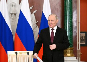 Заявление для СМИ. Фото: Сергей Бобылёв, РИА «Новости»