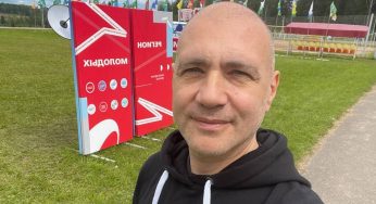 «Лидерство начинается со смелости поднять руку»: Денис Дворников провел открытую лекцию для юных самбистов