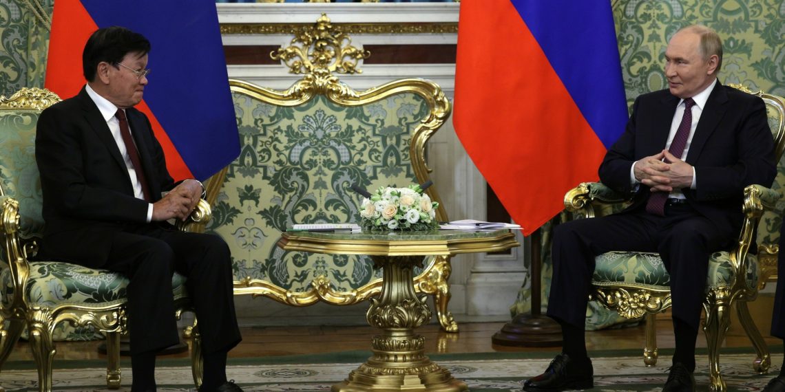 С президентом Лаосской Народно-Демократической Республики Тхонглуном Сисулитом