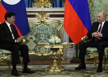 С президентом Лаосской Народно-Демократической Республики Тхонглуном Сисулитом