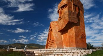 «Россия с вами»: Москва отправила гуманитарную помощь беженцам из Арцаха