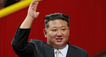 Ким Чен Ын провел военный парад с демонстрацией новой межконтинентальной ракеты