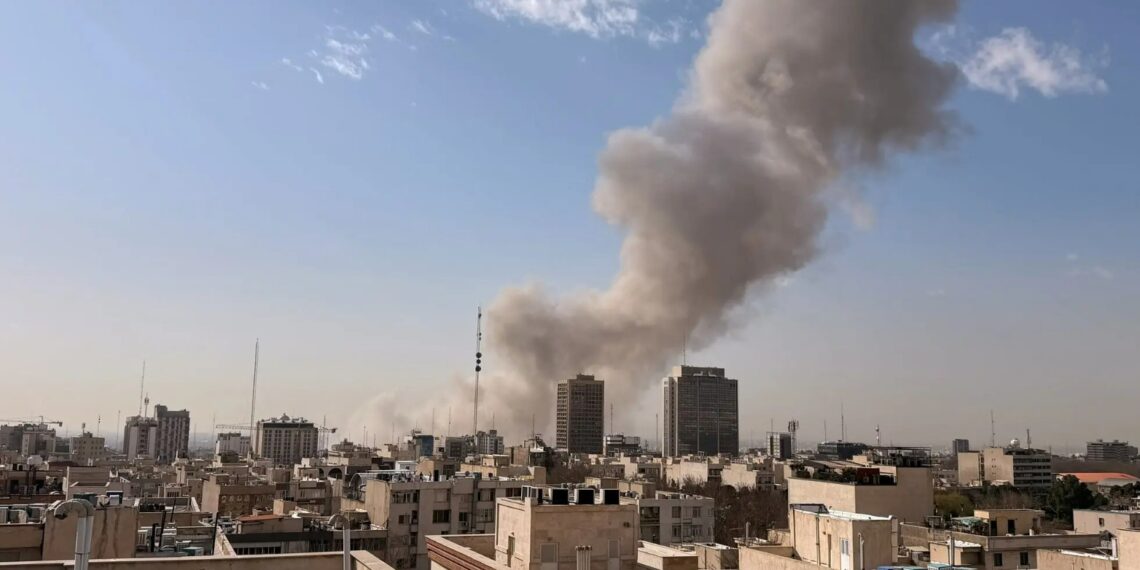 Тегеран после первых ударов США и Израиля. Фото: Associated Press