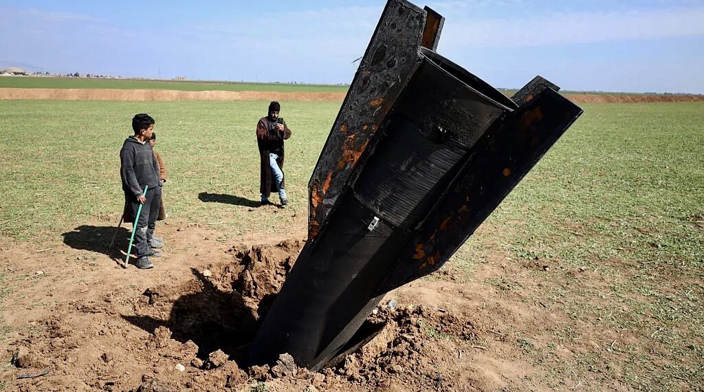 Иранская ракета после падения вблизи международного аэропорта Камышлы, рядом с турецко-сирийской границей. Фото: AFP / Getty