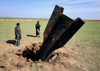 Иранская ракета после падения вблизи международного аэропорта Камышлы, рядом с турецко-сирийской границей. Фото: AFP / Getty