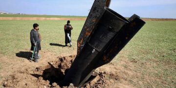 Иранская ракета после падения вблизи международного аэропорта Камышлы, рядом с турецко-сирийской границей. Фото: AFP / Getty