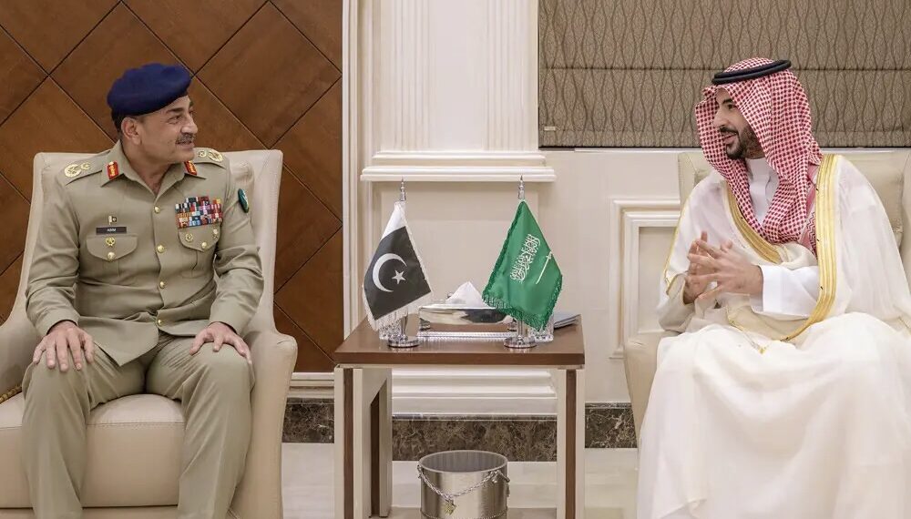 Фельдмаршал Асим Мунир и принц Халид бен Салман. Фото: brecorder.com