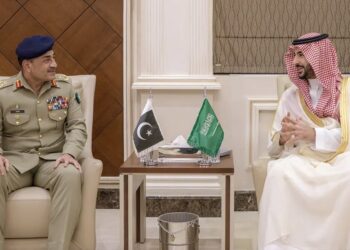 Фельдмаршал Асим Мунир и принц Халид бен Салман. Фото: brecorder.com